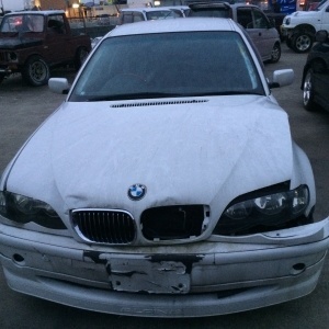 BMW 320iフロント事故、自走不可